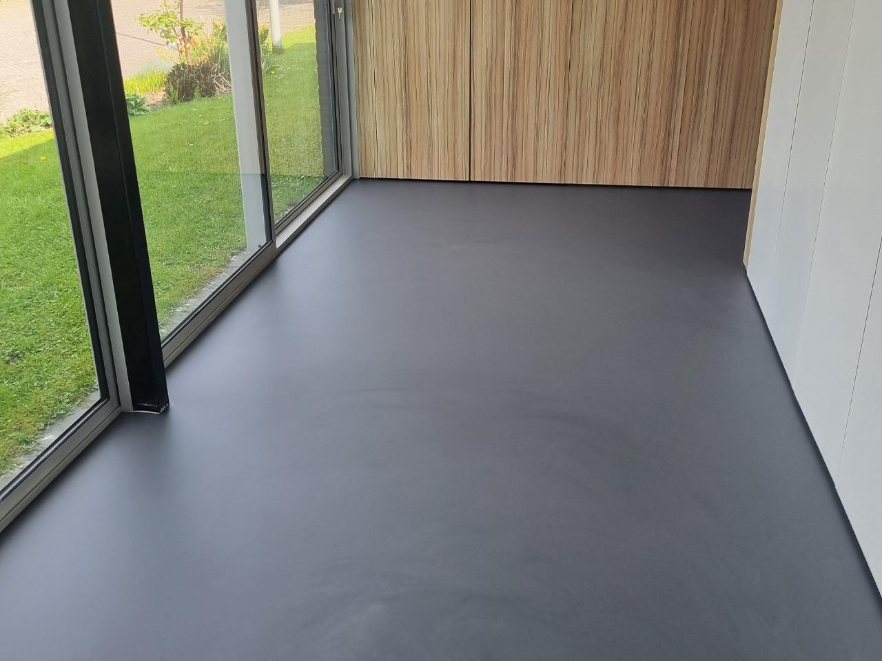 Voor en na van een betonlook vloer renovatie